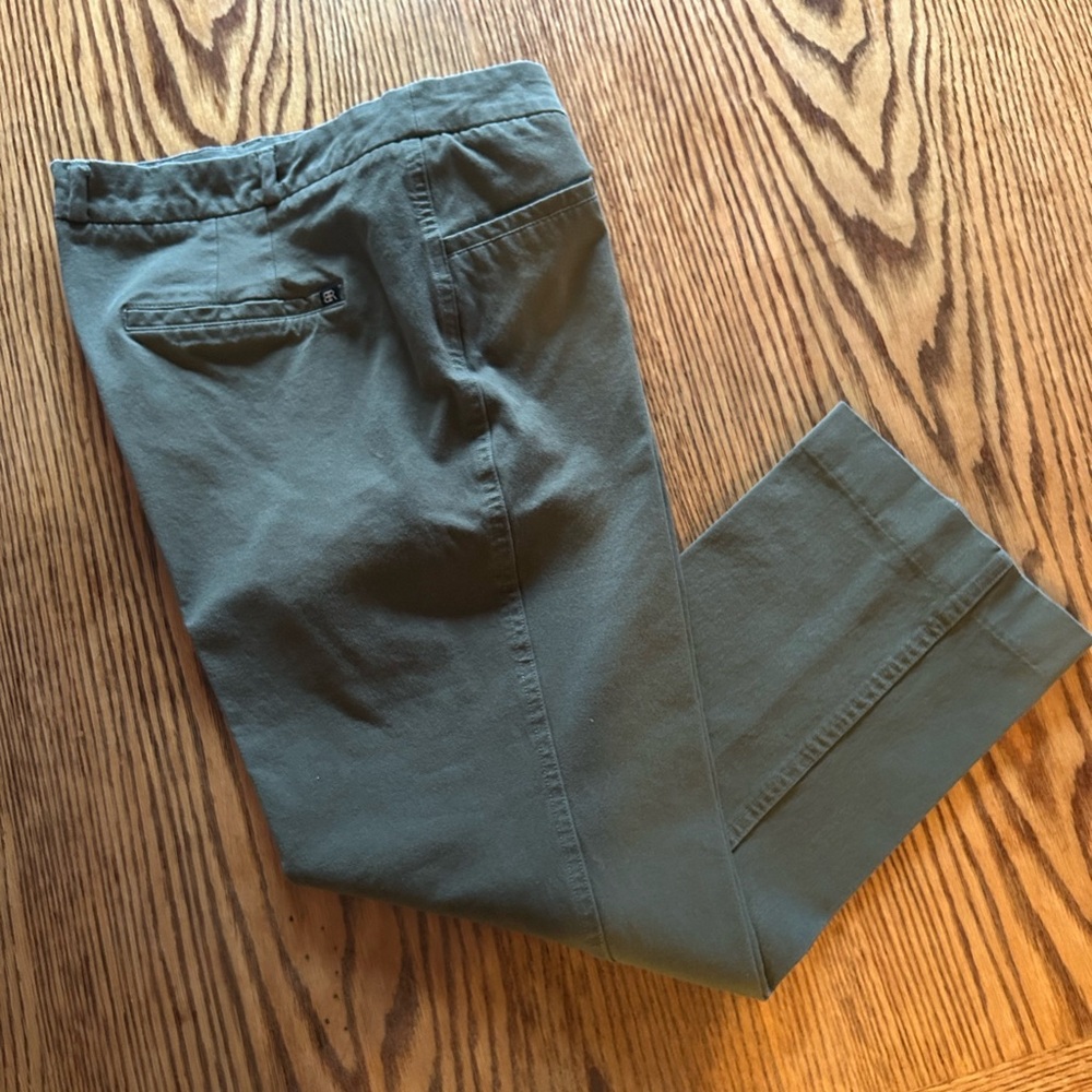 Banana Republic Green Chinos, Capri with Smooth Finish - Picture 6 of 7